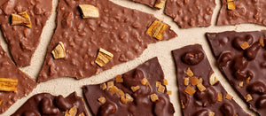 Pedaços do chocolate quebra-quebra com banana, cupuaçu e castanhas