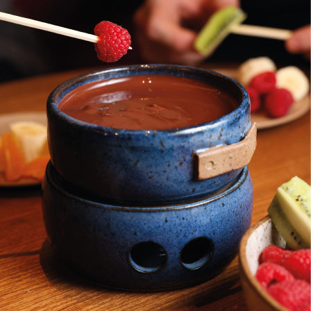 POt à fondue chocolat, st valentin, bleu, céramique, dengo, brésil, chocolat, fruits